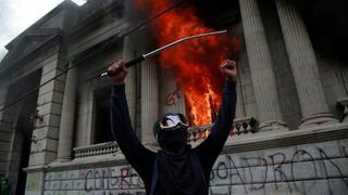 3 claves para entender las protestas en Guatemala que acabaron con el Congreso en llamas
