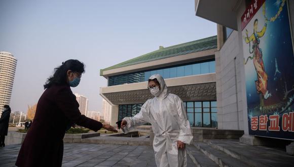 Una persona es sometida a un control sanitario como parte de las medidas preventivas contra el coronavirus Covid-19 en Pyongyang, Corea del Norte. (Foto de KIM Won Jin / AFP).