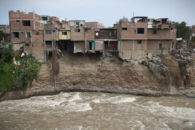 A lo largo de la avenida Morales Duarez en entre los distritos de SMP y el Callao, la mayoría de viviendas al lado del río Rimac están al borde del colapso. (Foto: Jorge Cerdan/GEC)