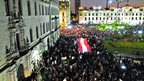 A mediados de noviembre, miles de ciudadanos salieron a las calles para protestar contra la vacancia de Martín Vizcarra y la presidencia de Manuel Merino.