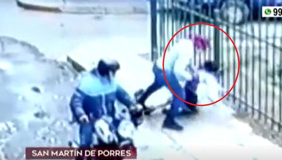 Las imágenes muestran a los dos malhechores llegar en una moto y atacar a la agraviada. (Foto captura: América Noticias)