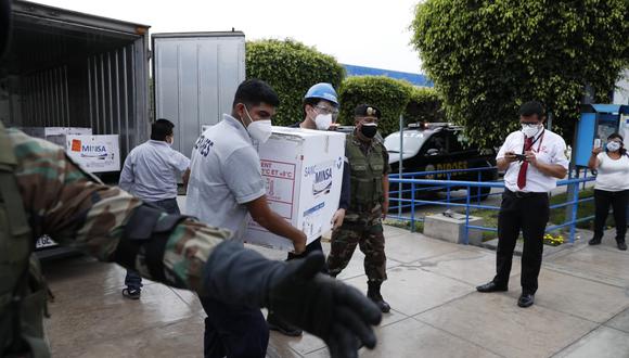 El lunes 8 de febrero se distribuyó una parte de las 300 mil vacunas chinas a diferentes hospitales de Lima. En la imagen se aprecia la llegada de las dosis al hospital Sabogal (Callao) | Foto: Hugo Pérez  / @photo.gec
