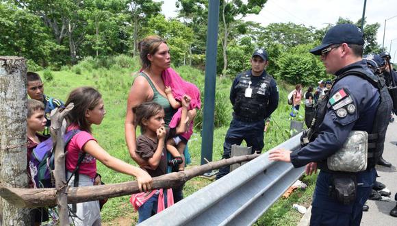 Policías intentan persuadir a una familia de migrantes centroamericanos que viajaba en caravana que fue interceptada para evitar que continuara su trayecto por territorio mexicano, el 5 de junio de 2019, en el municipio de Tapachula, en el estado de Chiapas (México). Pese a la promesa de protección de los derechos humanos del Gobierno, la seguridad militarizada y el maltrato es el pan de cada día en la frontera de México con Guatemala, denuncian ONG y migrantes. La violación a los derechos humanos que se han efectuado en la frontera sur supone "una tortura silenciosa", porque no tiene "un discurso coherente en la práctica" y no "respeta los derechos de la movilidad humana", dijo este jueves a Efe la directora del Centro Fray Matías de Córdoba, Brenda Ochoa. (Foto: EFE)