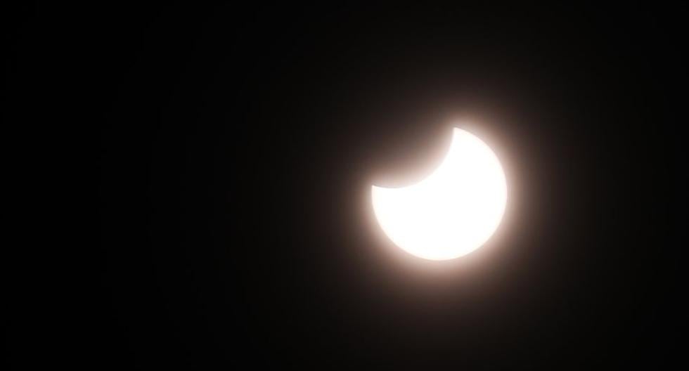 Los eclipses solares parciales ocurren cuando la Luna se interpone entre el Sol y la Tierra, pero la Luna solo cubre el disco solar parcialmente. (Foto: EFE)