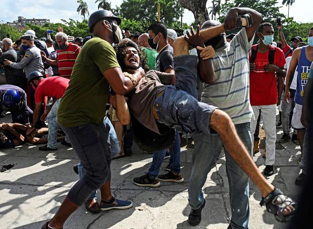 Un hombre es arrestado durante una manifestación contra el gobierno del presidente cubano Miguel Díaz-Canel en La Habana, el 11 de julio de 2021. (Foto de YAMIL LAGE / AFP).