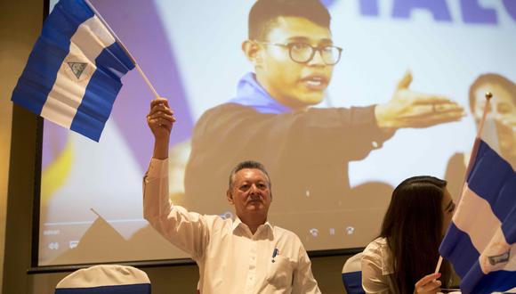 Óscar Sobalvarro, candidato a la presidencia de Nicaragua por el partido Ciudadanos x la Libertad. Detrás suyo, la imagen del activista Lesther Alemán, actualmente apresado por la dictadura del país. EFE