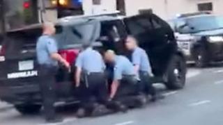 Aparece nuevo video que muestra que tres policías presionaron sus rodillas sobre George Floyd