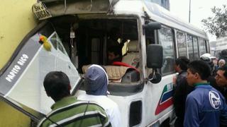 Coaster se empotró contra un edificio y dejó cuatro heridos en la Av. Tacna