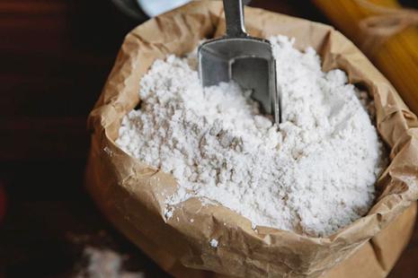 Cómo tamizar harina y por qué es importante para tus recetas