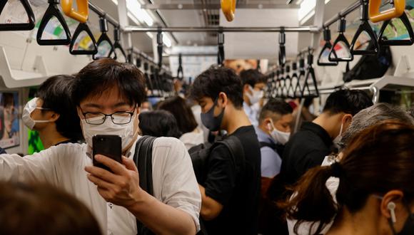Personas que viajan en un tren a lo largo de la línea Yurikamome en el distrito de Koto de Tokio. (Foto: David GANNON / AFP)