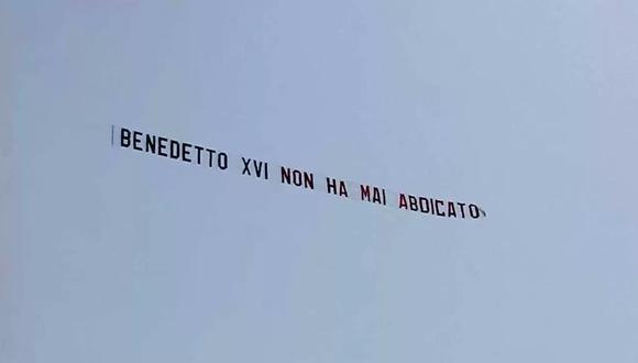 Un cartel con la frase "Benedetto XVI non ha mai abdicato" sobrevuela sobre Roma. (Foto: Twitter)