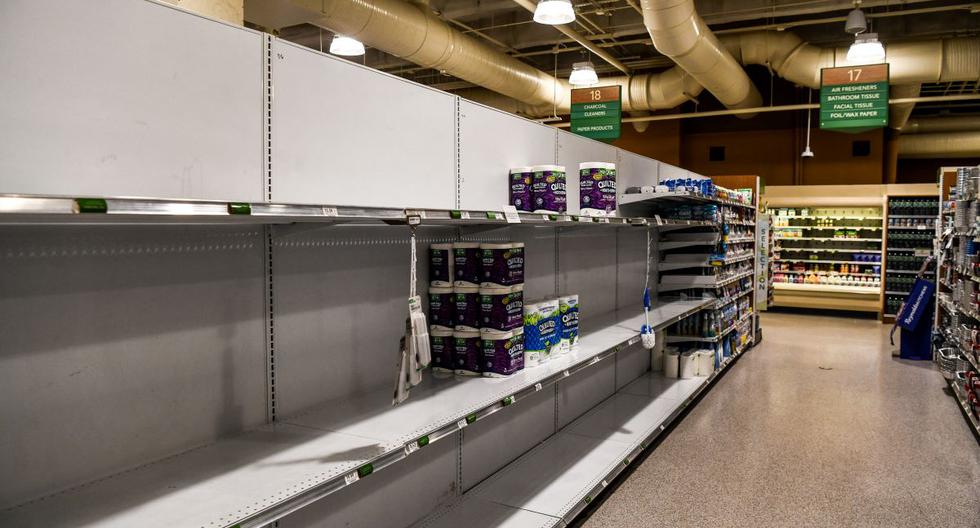 Los estantes de papel higiénico y toallas de papel se ven vacíos en un supermercado en Miami Beach, Florida, Estados Unidos, el 13 de enero de 2022, en medio del avance de la variante ómicron del coronavirus. (CHANDAN KHANNA / AFP).