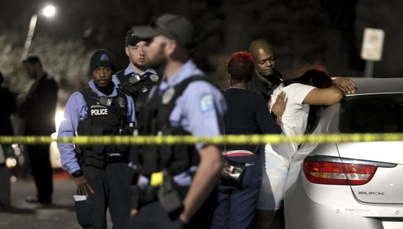 Imagen afuera de una casa donde un niño de 10 años le disparó y mató a su hermano de 12 cuando estaban jugando con un arma, en San Luis, Missouri, el 29 de marzo de 2022. (David Carson/St. Louis Post-Dispatch Vía AP).