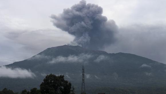 Ceniza arrojada desde el volcán Merapi durante una erupción vista desde la aldea de Batu Palano en Agam el 4 de diciembre de 2023. (Foto de ADI PRIMA / AFP).
