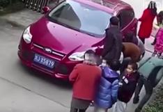 YouTube: mujer deja a su hijo solo en estacionamiento y lo arrollan