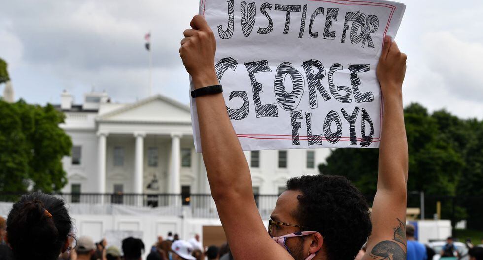 Un manifestante levanta una pancarta ante la Casa Blanca para exigir justicia para George Floyd. (Foto: Nicholas Kamm / AFP).