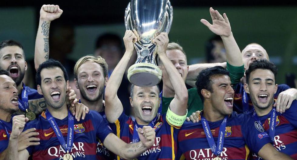 Jugadores del Barcelona celebran con el trofeo de la Supercopa. (Foto: EFE)