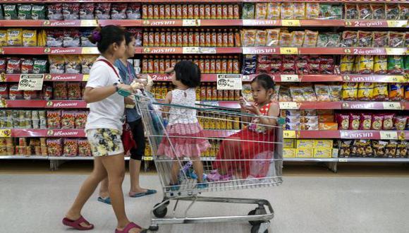 Sin muchas fórmulas matemáticas puedes calcular qué cola del supermercado es la más rápida. (Foto: Reuters)