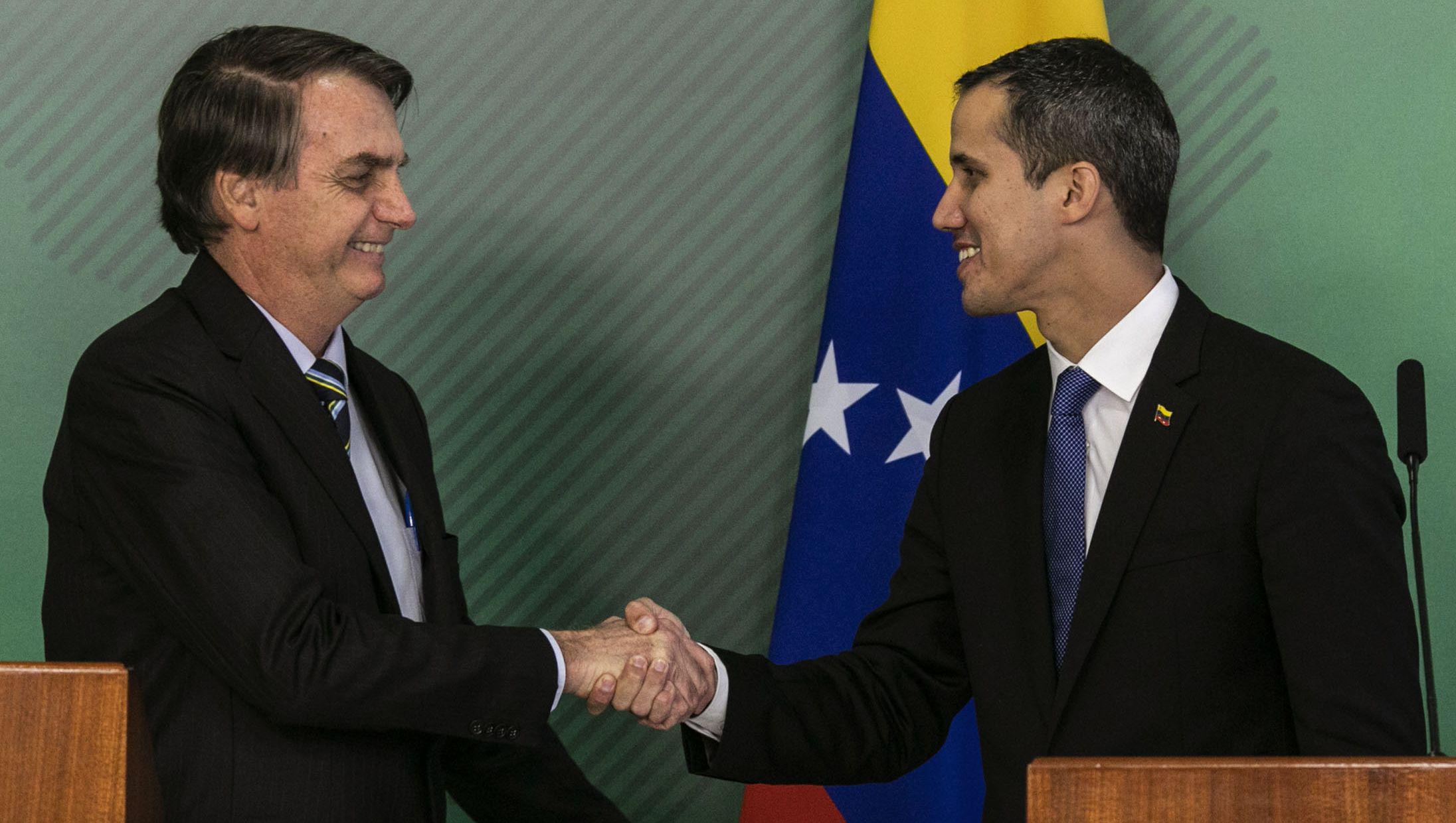 Juan Guaidó es recibido por Jair Bolsonaro en Brasilia. (AFP).