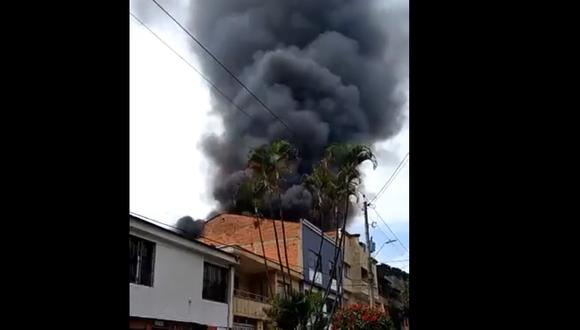 Avioneta cae sobre zona residencial de Medellín, Colombia. (Captura de video).