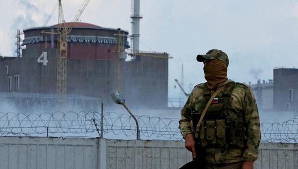 Un militar ruso hace guardia cerca de la planta nuclear de Zaporizhzhia, en Ucrania, el 4 de agosto de 2022. (REUTERS/Alexander Ermochenko/Archivo Foto).