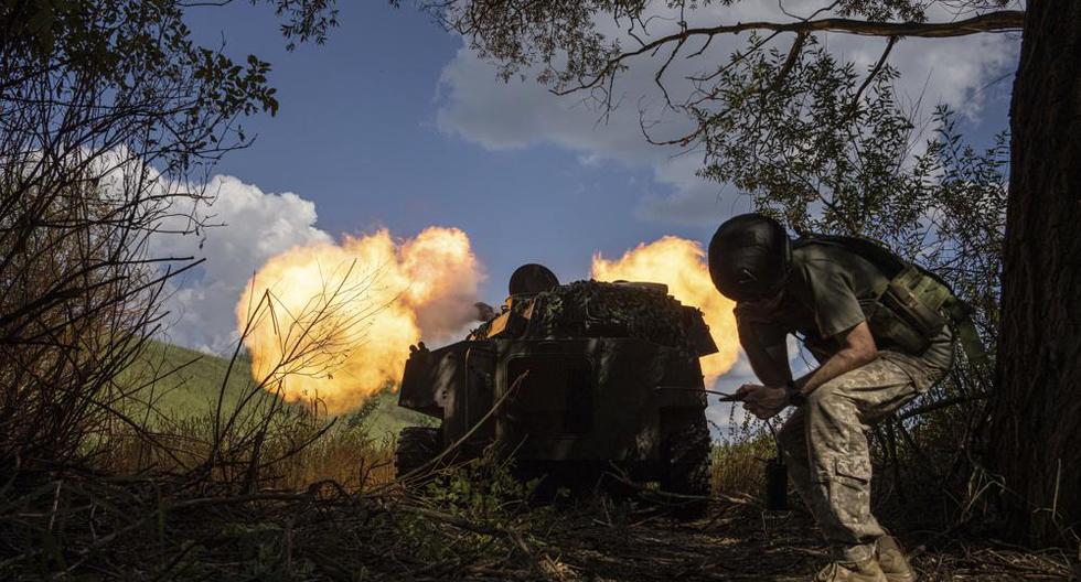 La artillería autopropulsada de Ucrania es disparada contra las fuerzas rusas en una línea de frente en la región de Kharkiv, el miércoles 27 de julio de 2022. (Foto AP/Evgeniy Maloletka).