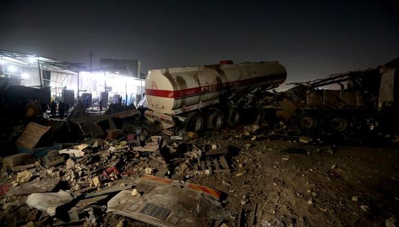 Destrucción se esparce en el lugar de la explosión de un camión cisterna de gas al este de Bagdad, Irak.