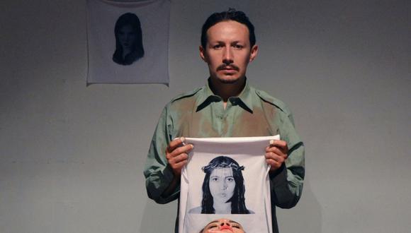 Johan Velandia interpreta al asesino colombiano Daniel Camargo, quien en la obra preside una reunión terrorífica. (Foto: FAE)