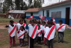 Conmovedor: niños cusqueños usan cartulinas como camiseta de Perú
