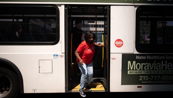 Imagen referencial. Una mujer sale de un bus en Estados Unidos. Bloomberg