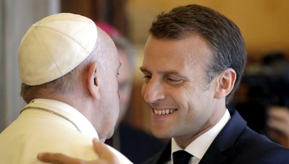 En esta fotografía de archivo tomada el 26 de junio de 2018, el presidente francés Emmanuel Macron (derecha) abraza al papa Francisco al final de una audiencia privada en el Vaticano. (Foto de Alessandra Tarantino / AFP)