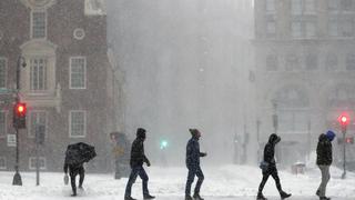 “Ciclón bomba” azota duro al este de EE.UU. con fuertes vientos y nevadas; cancelan miles de vuelos