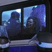 Los agentes de la policía de Nueva York transportan a los estudiantes arrestados en un autobús mientras desalojan un edificio que había tomado en la Universidad de Columbia, el 30 de abril de 2024. (Foto de Kena BETANCUR / AFP).