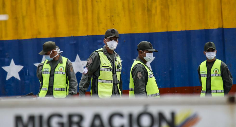 Miembros de la Guardia Nacional Venezolana en la frontera con Colombia utilizan mascarillas como medida preventiva ante la pandemia de coronavirus COVID-19. El Comercio conversó con Augusto Bazán, cónsul general del Perú en Caracas, sobre la situación de los peruanos que se encuentran varados en ese país. El diplomático aseguró que el número de connacionales en esa situación es de entre 25 y 30, y que por el momento no se ha podido coordinar ningún vuelo. (Foto: Schneyder MENDOZA / AFP)