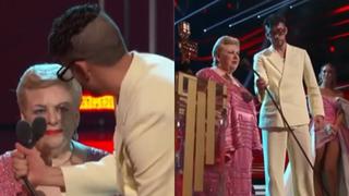 Billboard Latin Music Awards: Paquita la del Barrio tiene inconveniente con su micrófono y Bad Bunny sube al escenario para ayudarla