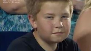 Niño se vuelve viral por gestos en partido de béisbol [VIDEO]