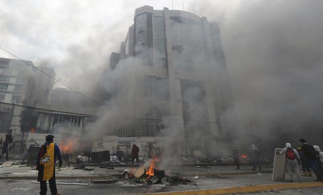 Manifestantes incendian y saquean un edificio público en violenta protesta en Quito. (AP Photo/Dolores Ochoa).