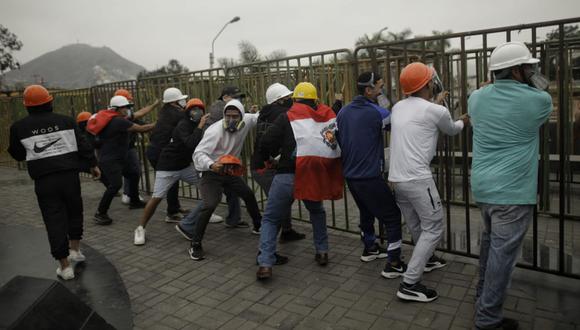 Enardecidos manifestantes - entre ellos seguidores de Fuerza Popular - provocaron desmanes, atacaron vehículos de ministros e intentaron llegar a la fuerza al Palacio de Gobierno | Foto: Joel Alonzo / @photo.gec