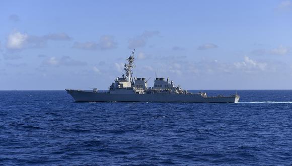 Imagen de archivo de la Marina de los EE. UU. tomada el 20 de noviembre de 2021 muestra el destructor de misiles guiados de la clase Arleigh Burke de la Marina de los EE. UU. USS Milius (DDG 69) navegando en el Mar de China Meridional. (Foto de Omar-Kareem Powell / US NAVY / AFP)