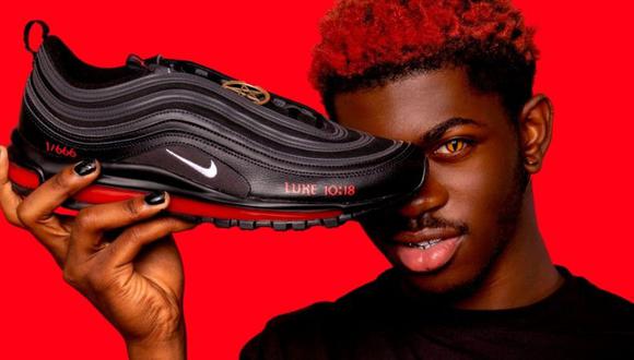 Las zapatillas modificadas conservan el logo de Nike y fueron promocionadas por el rapero Lil Nas X. (MSCHF).