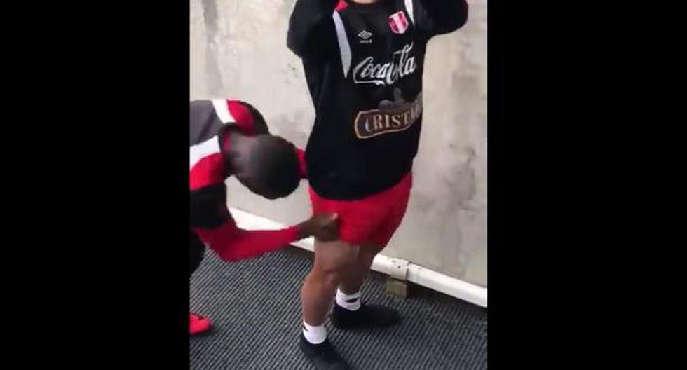 Aldo Corzo se quedó en calzoncillo mientras se tomaba una _selfie_ con los hinchas de la selección peruana. (Video: YouTube)
