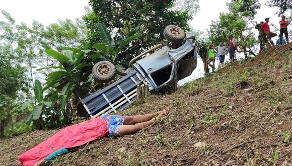 El cuerpo de un migrante yace junto a una camioneta que cayó a una quebrada en el municipio de Trojes, departamento de El Paraíso, en la frontera con Nicaragua.
