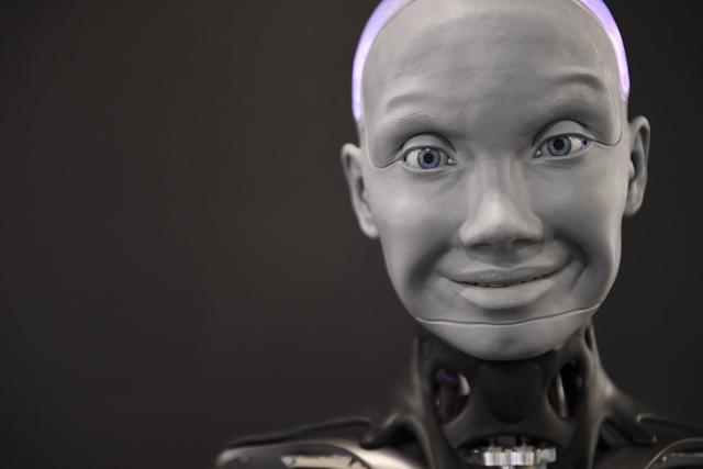 El robot humanoide con inteligencia artificial de Engineered Arts Ameca se muestra durante el CES 2022. (Foto: Patrick T. FALLON/AFP)
