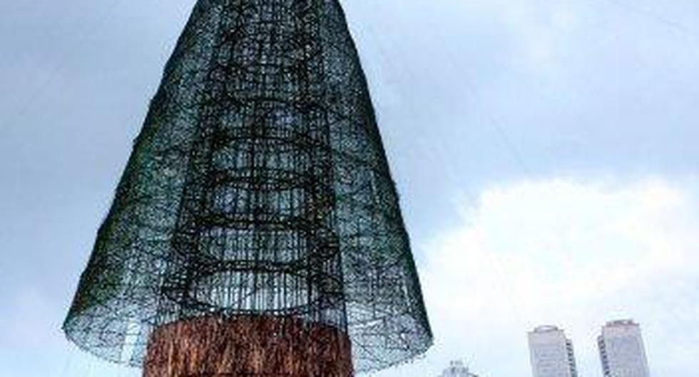 Sri Lanka recibe el récord Guinness por árbol de Navidad más alto del mundo. (Wikimedia|AntanO)