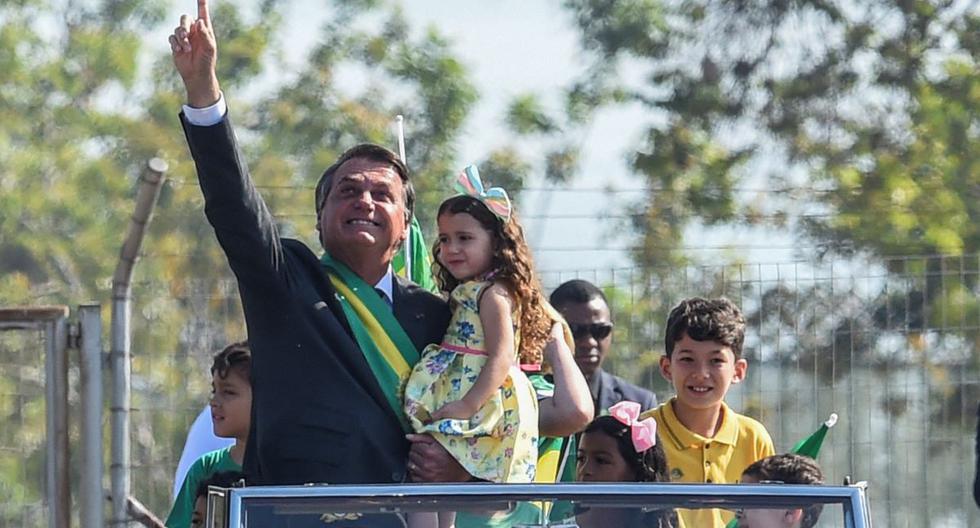 El presidente Jair Bolsonaro llega al Palacio de la Alvorada, en Brasilia, en un auto descapotable acompañado de varios niños. (AFP).
