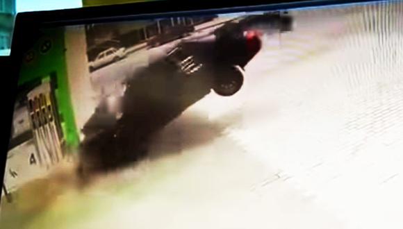 YouTube | Hombre sobrevive tras chocar a toda velocidad contra un grifo. (Foto: Captura)
