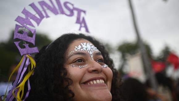 Una persona participa en una movilización con motivo de la conmemoración del Día Internacional de la Mujer, el 8 de marzo, en Brasilia, Brasil. (Foto de Andre Borges / EFE)