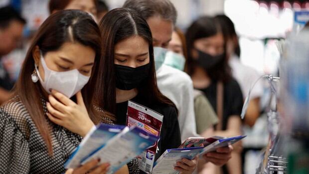 La OMS declaró al virus mortal como una pandemia y sigue contagiando a miles de personas a diario (Foto: EFE)