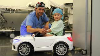 Al quirófano en auto: la iniciativa de un hospital para que niños ingresen relajados a cirugía
