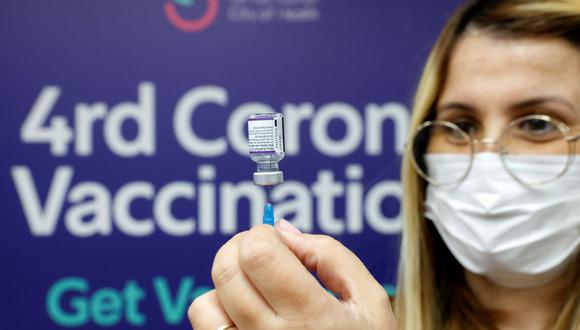 Israel empieza a administrar la cuarta dosis de la vacuna contra el coronavirus a mayores de 60 años. (JACK GUEZ / AFP).